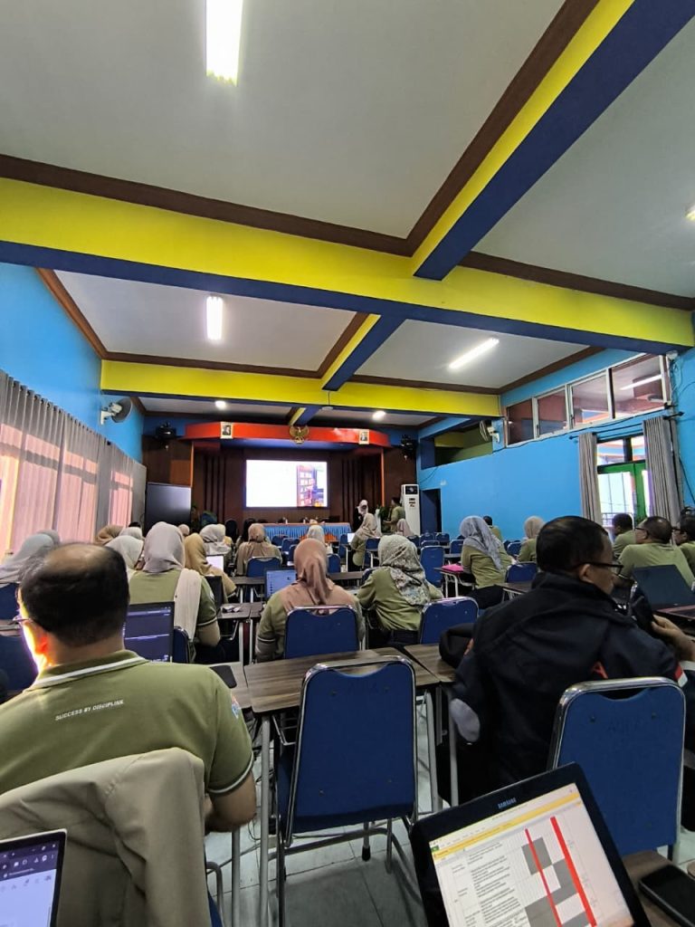 Mendorong Inovasi Pembelajaran di SMK PGRI 3 Malang: Pelatihan AI sebagai Konsep Sekolah Model