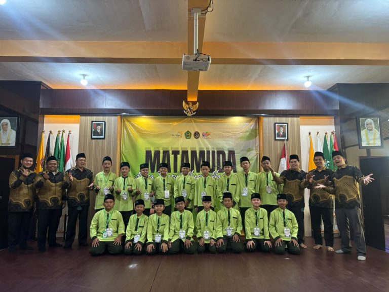 Momen Berharga: Penyematan Kelas Putra 7B MTS AL RIFAI 2 dalam Rangkaian Kegiatan Awal MPLS