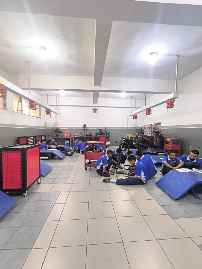 Mengenal Lebih Dekat Praktik Pemindah Tenaga di Jurusan Teknik Sepeda Motor: Pengalaman Siswa Kelas XI