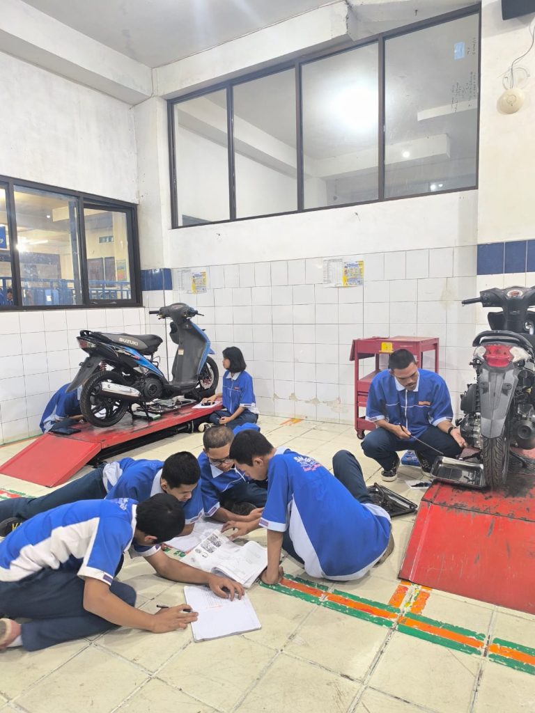 Pentingnya Praktik Vokasi: Bagaimana Siswa Belajar Perbaikan Sesuai SOP dan Standar Manual